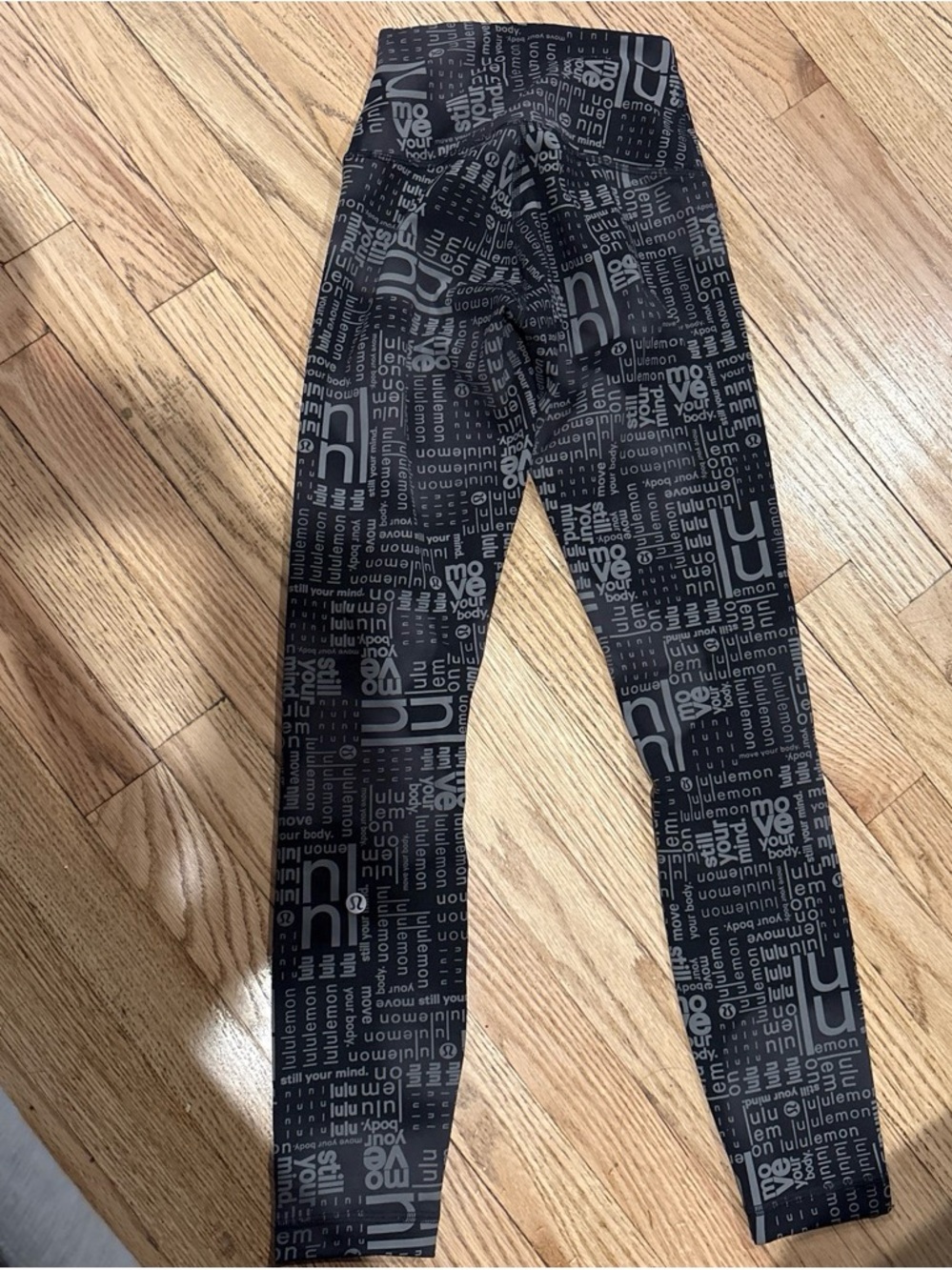 Lululemon black logo word mark leggings size 2 excellent condition - Picture 4 of 8